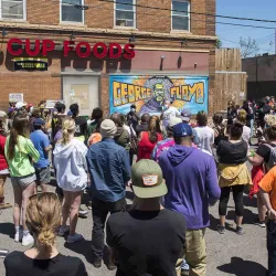 A vigil for George Floyd at Chicago Avenue and 38th Street in Minneapolis, Minn. Photo: Fibonacci Blue on Wikimedia Commons. 