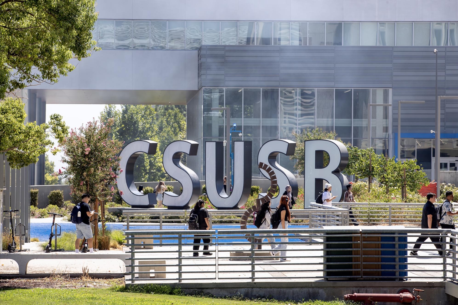 Students pass the spirit letters between SMSU North and the Pfau Library